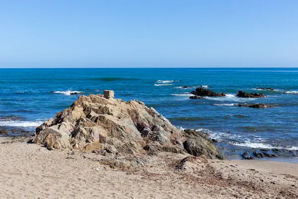 Morze Błękitnym Słonecznym Niebem Falami Mijas Andaluzja Hiszpania — Zdjęcie stockowe