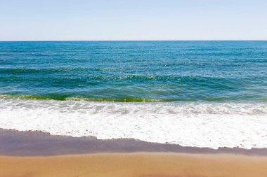 Mavi güneşli gökyüzü ve dalgaları ile Mijas, Endülüs, İspanya