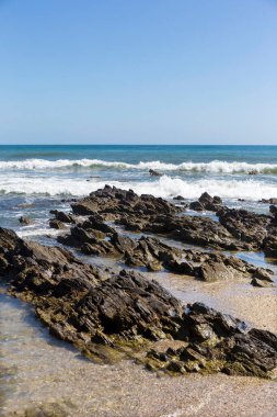 Mavi güneşli gökyüzü ve dalgaları ile Mijas, Endülüs, İspanya