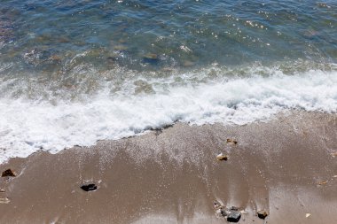 Mavi güneşli gökyüzü ve dalgaları ile Mijas, Endülüs, İspanya