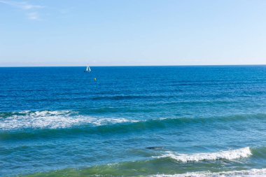 Mavi güneşli gökyüzü ve dalgaları ile Mijas, Endülüs, İspanya