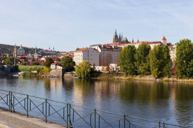 Çek Cumhuriyeti 'nin güneşli bir gününde Vltava Nehri üzerindeki Gotik Şatosu ile Sonbahar Renkli Prag Küçük Kasabası