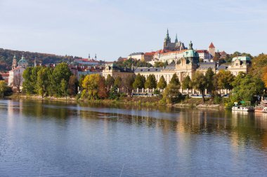 Çek Cumhuriyeti 'nin güneşli bir gününde Vltava Nehri üzerindeki Gotik Şatosu ile Sonbahar Renkli Prag Küçük Kasabası