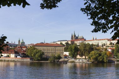 Çek Cumhuriyeti 'nin güneşli bir gününde Vltava Nehri üzerindeki Gotik Şatosu ile Sonbahar Renkli Prag Küçük Kasabası