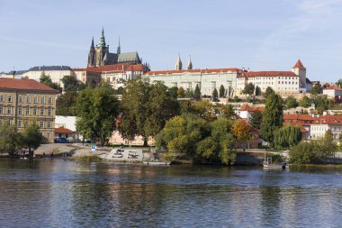 Çek Cumhuriyeti 'nin güneşli bir gününde Vltava Nehri üzerindeki Gotik Şatosu ile Sonbahar Renkli Prag Küçük Kasabası