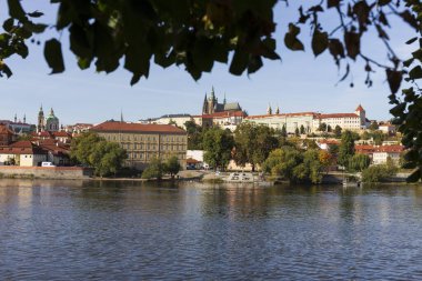 Çek Cumhuriyeti 'nin güneşli bir gününde Vltava Nehri üzerindeki Gotik Şatosu ile Sonbahar Renkli Prag Küçük Kasabası