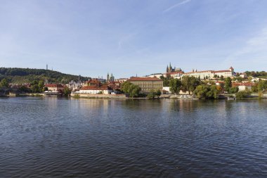 Çek Cumhuriyeti 'nin güneşli bir gününde Vltava Nehri üzerindeki Gotik Şatosu ile Sonbahar Renkli Prag Küçük Kasabası