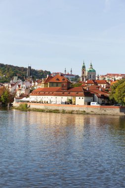Çek Cumhuriyeti 'nin güneşli bir gününde Vltava Nehri üzerindeki Gotik Şatosu ile Sonbahar Renkli Prag Küçük Kasabası