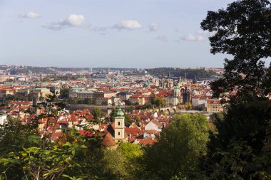 Çek Cumhuriyeti 'nin Petrin Tepesi' nden renkli Doğa ve Ağaçlarla Sonbahar Prag Şehri