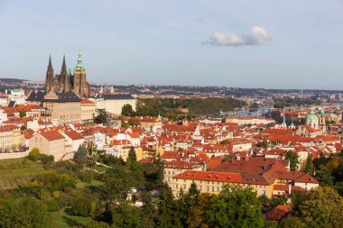 Gotik Şatosu olan Sonbahar Prag Şehri, Çek Cumhuriyeti Petrin Tepesi 'nden mavi gökyüzü ile renklendirilmiş doğa ve ağaçlar