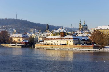 Çek Cumhuriyeti 'nin güneşli bir günde Vltava Nehri üzerindeki Prag Kalesi ile Karlı Prag Küçük Kasabası