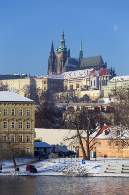 Çek Cumhuriyeti 'nin güneşli bir günde Vltava Nehri üzerindeki Prag Kalesi ile Karlı Prag Küçük Kasabası