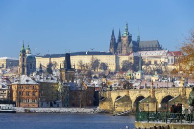 Prag Kalesi ve Vltava Nehri üzerindeki Charles Köprüsü ile Karlı Prag Küçük Kasabası, Çek Cumhuriyeti