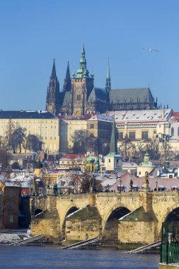 Prag Kalesi ve Vltava Nehri üzerindeki Charles Köprüsü ile Karlı Prag Küçük Kasabası, Çek Cumhuriyeti