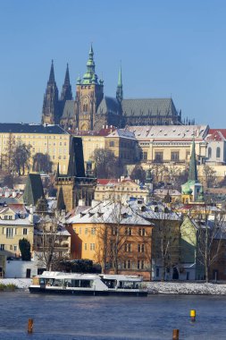 Prag Kalesi ve Vltava Nehri üzerindeki Charles Köprüsü ile Karlı Prag Küçük Kasabası, Çek Cumhuriyeti