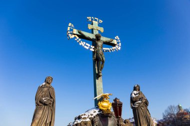 Güneşli karlı bir günde Charles Köprüsü 'nde Barok Heykeli, Prag, Çek Cumhuriyeti