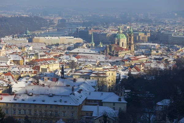 Çek Cumhuriyeti 'nin Petrin Tepesi' nden Karlı Prag Şehri