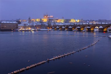 Karlı Prag Küçük Kasabası Gotik Kalesi ve Çek Cumhuriyeti Vltava Nehri üzerindeki Charles Köprüsü