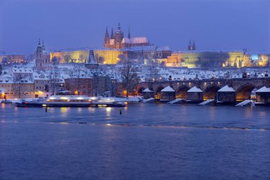 Karlı Prag Küçük Kasabası Gotik Kalesi ve Çek Cumhuriyeti Vltava Nehri üzerindeki Charles Köprüsü