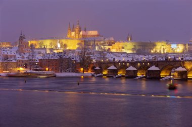 Karlı Prag Küçük Kasabası Gotik Kalesi ve Çek Cumhuriyeti Vltava Nehri üzerindeki Charles Köprüsü