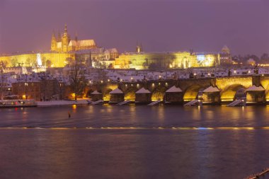Karlı Prag Küçük Kasabası Gotik Kalesi ve Çek Cumhuriyeti Vltava Nehri üzerindeki Charles Köprüsü