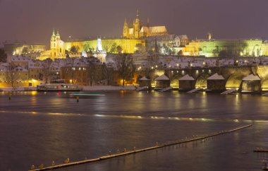 Karlı Prag Küçük Kasabası Gotik Kalesi ve Çek Cumhuriyeti Vltava Nehri üzerindeki Charles Köprüsü