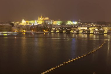 Karlı Prag Küçük Kasabası Gotik Kalesi ve Çek Cumhuriyeti Vltava Nehri üzerindeki Charles Köprüsü