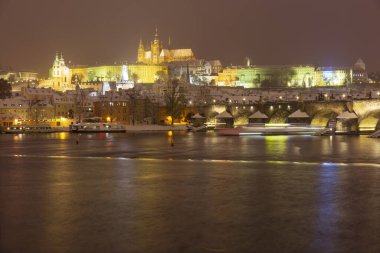 Karlı Prag Küçük Kasabası Gotik Kalesi ve Çek Cumhuriyeti Vltava Nehri üzerindeki Charles Köprüsü