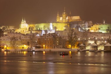 Karlı Prag Küçük Kasabası Gotik Kalesi ve Çek Cumhuriyeti Vltava Nehri üzerindeki Charles Köprüsü