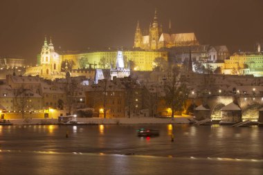 Karlı Prag Küçük Kasabası Gotik Kalesi ve Çek Cumhuriyeti Vltava Nehri üzerindeki Charles Köprüsü
