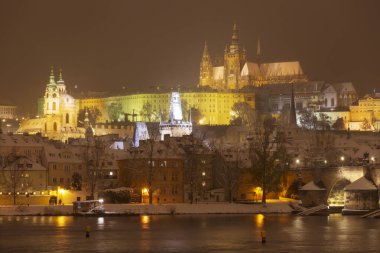 Karlı Prag Küçük Kasabası Gotik Kalesi ve Çek Cumhuriyeti Vltava Nehri üzerindeki Charles Köprüsü