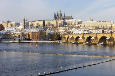 Prag Kalesi ve Vltava Nehri üzerindeki Charles Köprüsü ile Karlı Prag Küçük Kasabası, Çek Cumhuriyeti