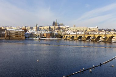 Prag Kalesi ve Vltava Nehri üzerindeki Charles Köprüsü ile Karlı Prag Küçük Kasabası, Çek Cumhuriyeti