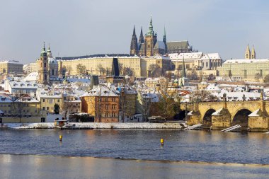 Prag Kalesi ve Vltava Nehri üzerindeki Charles Köprüsü ile Karlı Prag Küçük Kasabası, Çek Cumhuriyeti