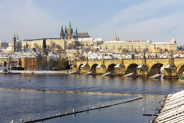 Prag Kalesi ve Vltava Nehri üzerindeki Charles Köprüsü ile Karlı Prag Küçük Kasabası, Çek Cumhuriyeti