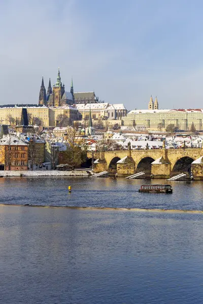 Prag Kalesi ve Vltava Nehri üzerindeki Charles Köprüsü ile Karlı Prag Küçük Kasabası, Çek Cumhuriyeti