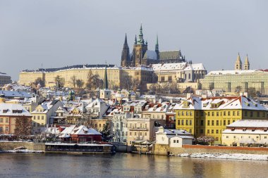 Çek Cumhuriyeti Vltava Nehri üzerinde Gotik Kalesi olan Karlı Prag Küçük Kasabası