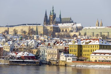 Çek Cumhuriyeti Vltava Nehri üzerinde Gotik Kalesi olan Karlı Prag Küçük Kasabası