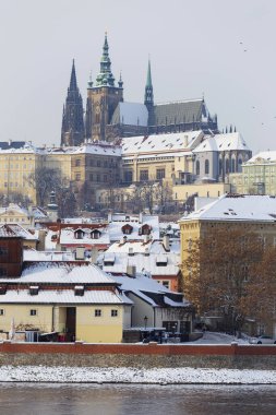 Çek Cumhuriyeti Vltava Nehri üzerinde Gotik Kalesi olan Karlı Prag Küçük Kasabası