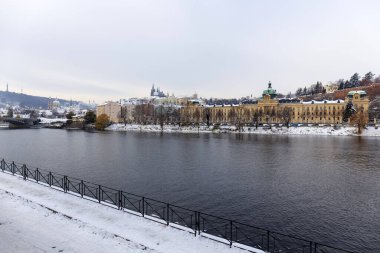 Çek Cumhuriyeti Vltava Nehri üzerinde Gotik Kalesi olan Karlı Prag Küçük Kasabası