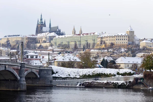 Snöig Prag Mindre Stad Med Gotiska Slottet Ovanför Floden Vltava — Stockfoto