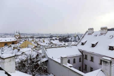 Romantik karlı Prag Küçük Kasaba Tarihi Çatıları, Çek Cumhuriyeti