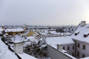 Romantik karlı Prag Küçük Kasaba Tarihi Çatıları, Çek Cumhuriyeti