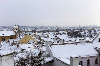 Romantik karlı Prag Küçük Kasaba Tarihi Çatıları, Çek Cumhuriyeti