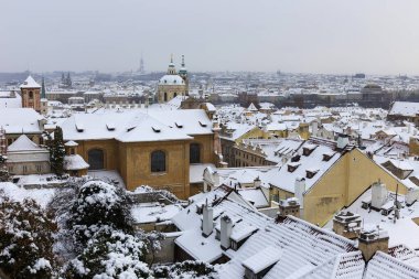Romantik karlı Prag Küçük Kasaba Tarihi Çatıları, Çek Cumhuriyeti
