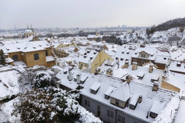 Romantik karlı Prag Küçük Kasaba Tarihi Çatıları, Çek Cumhuriyeti