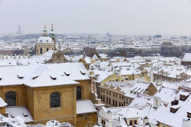 Romantik karlı Prag Küçük Kasaba Tarihi Çatıları, Çek Cumhuriyeti