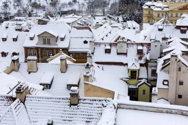 Romantik karlı Prag Küçük Kasaba Tarihi Çatıları, Çek Cumhuriyeti