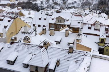 Romantik karlı Prag Küçük Kasaba Tarihi Çatıları, Çek Cumhuriyeti