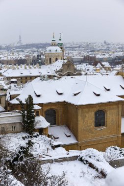 Romantik karlı Prag Küçük Kasaba Tarihi Çatıları, Çek Cumhuriyeti